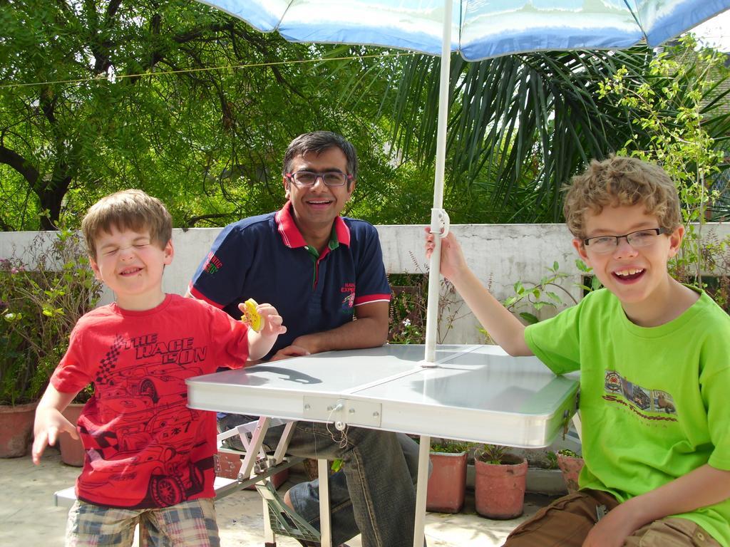 Tatvamasi Homestay New Delhi Bagian luar foto