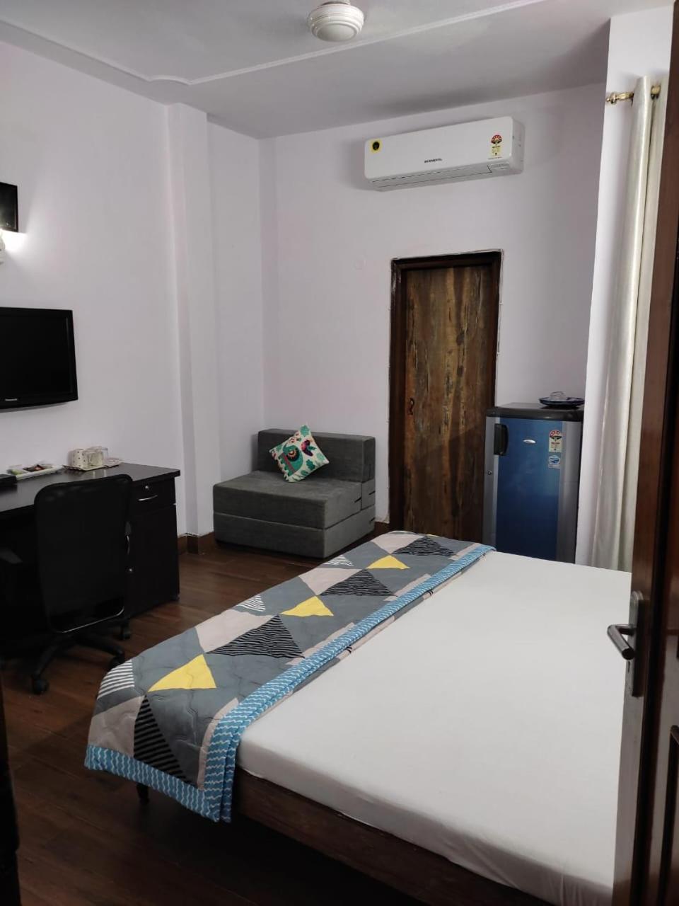 Tatvamasi Homestay New Delhi Bagian luar foto