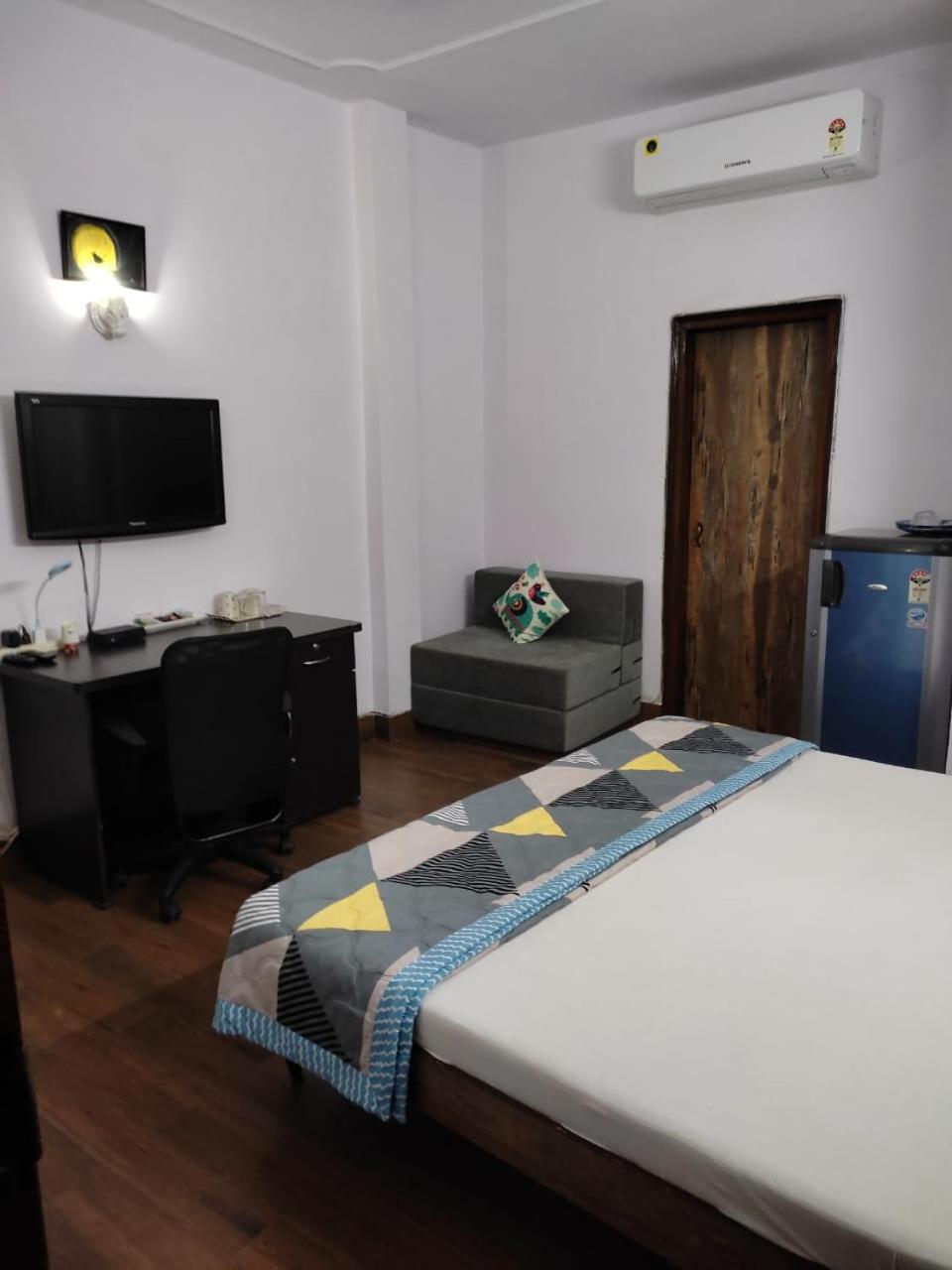 Tatvamasi Homestay New Delhi Bagian luar foto