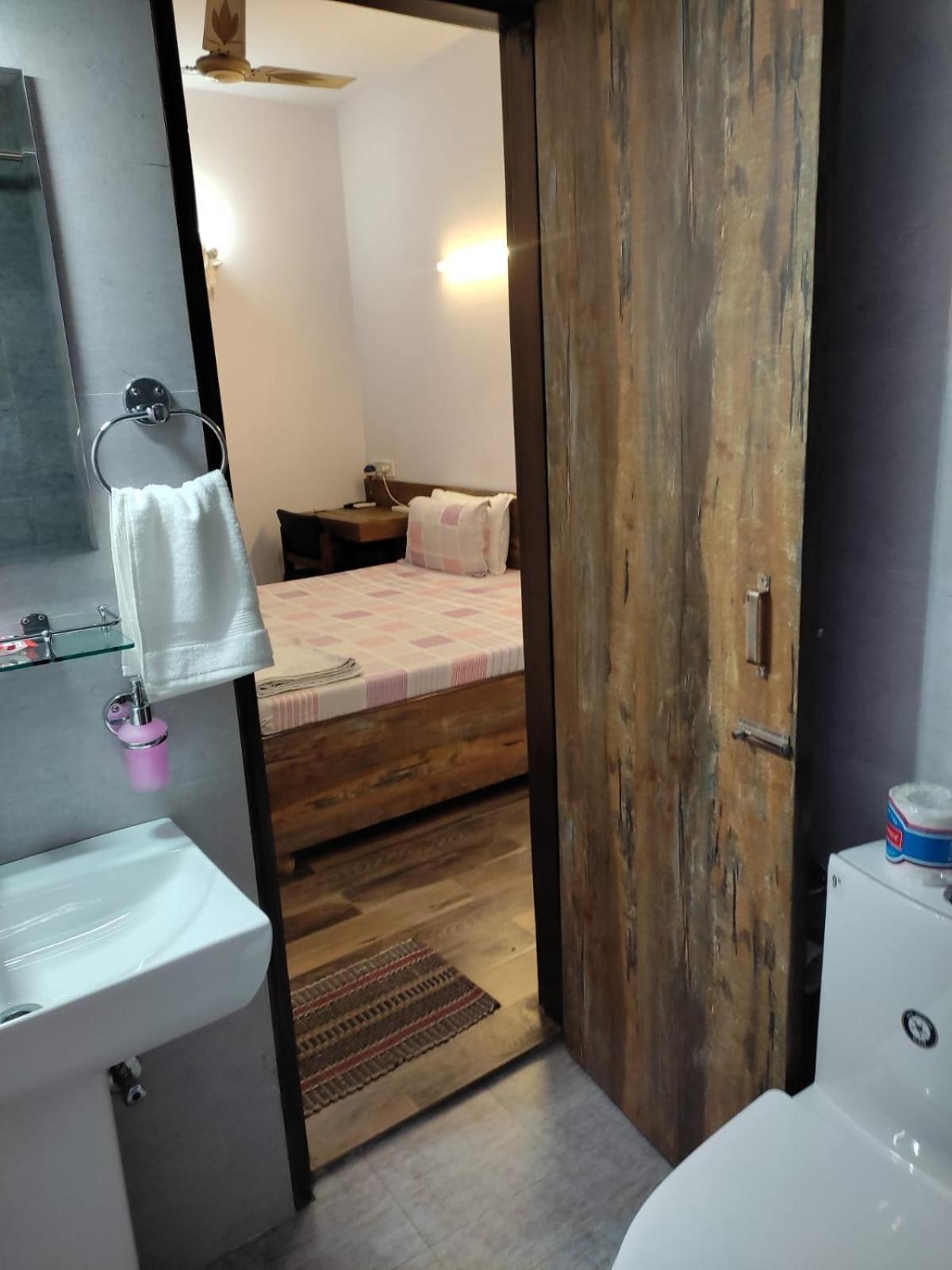 Tatvamasi Homestay New Delhi Bagian luar foto