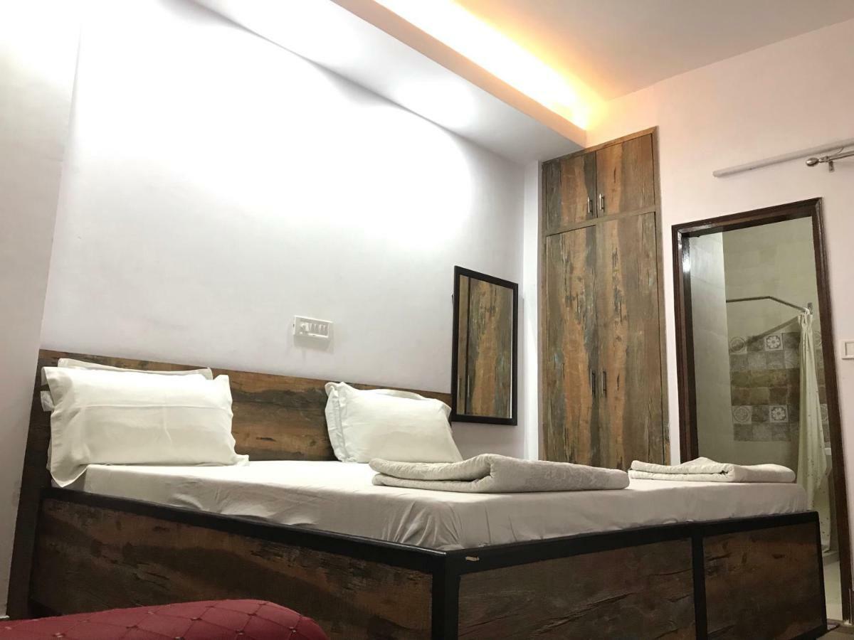 Tatvamasi Homestay New Delhi Bagian luar foto