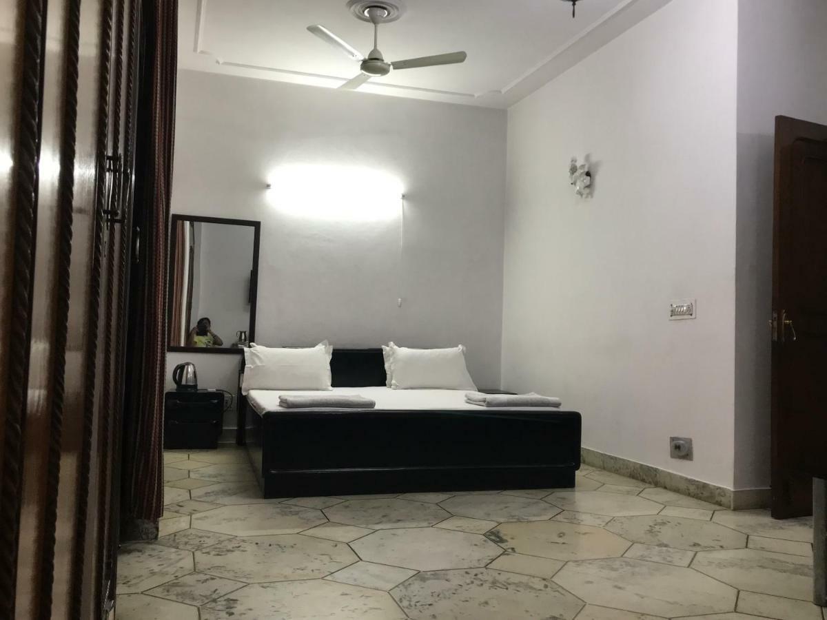 Tatvamasi Homestay New Delhi Bagian luar foto