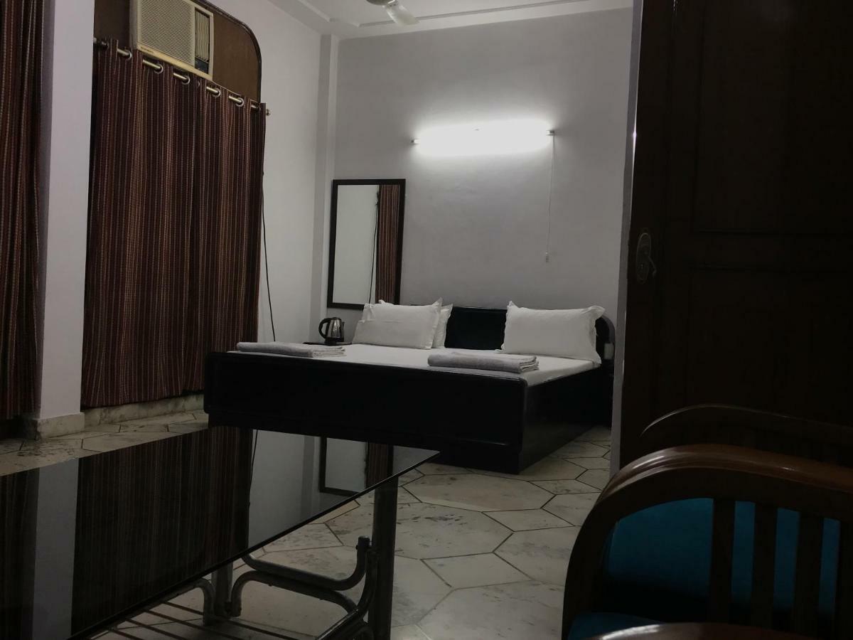 Tatvamasi Homestay New Delhi Bagian luar foto
